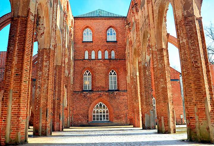 Tarton tuomiokirkko lähietäisyyltä. 