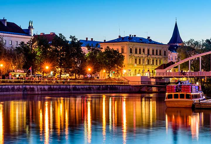 Tartton kävelykatu illalla. 