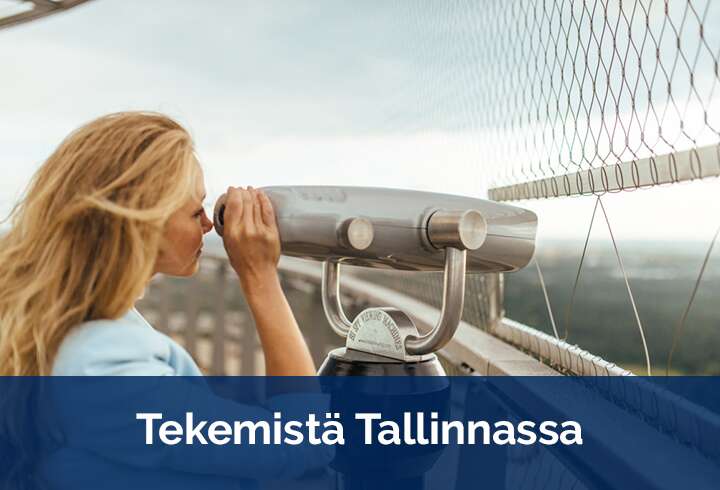 tekemista Tallinnassa nainen näköalatasanteella kaukoputki