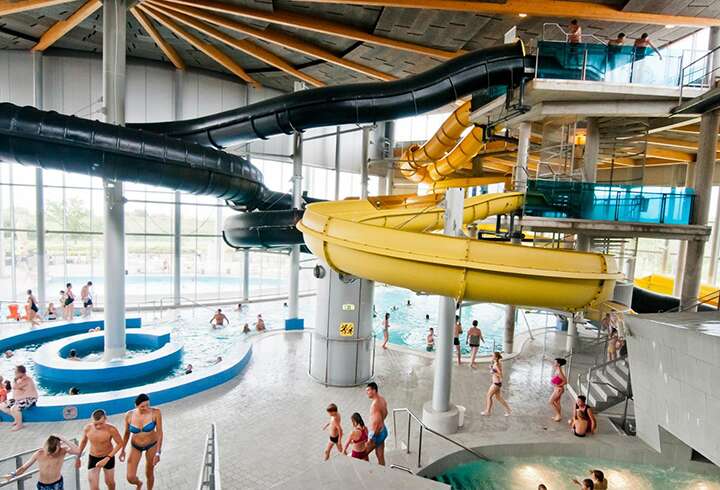 Tervise Paradiis spaa-hotelli Pärnussa on täynnä liukumäkiä. 