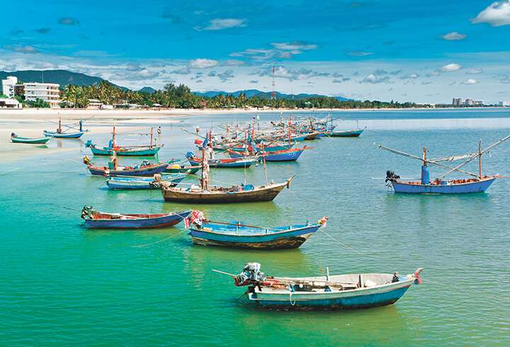 Veneitä rannalla Hua Hinissä