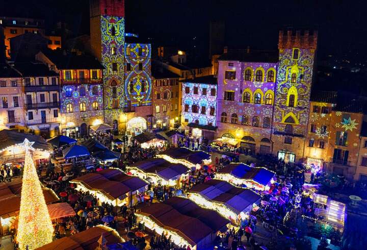 Toscanan värikäs jouluvalaistus joulutorilla.