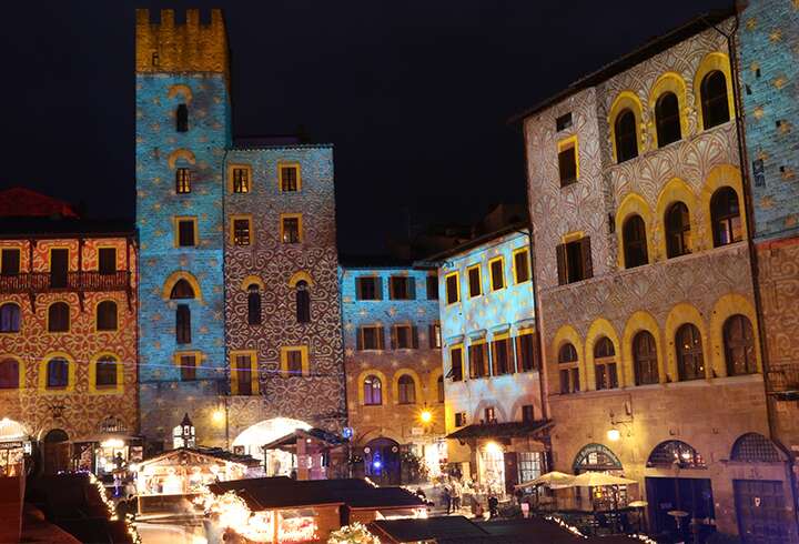 Arezzon keskiaikainen aukio sonnustautunut joulutoriksi.