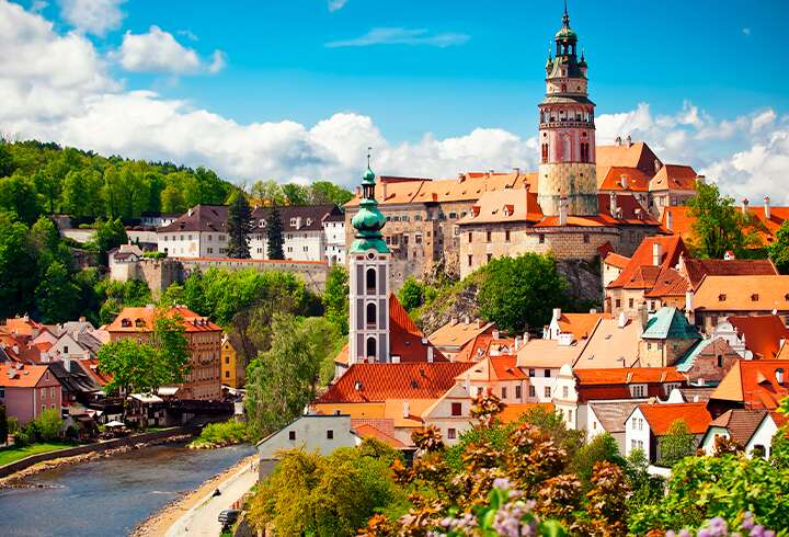 Cesky Krumlovin kaupunki aurinkoisena päivänä.