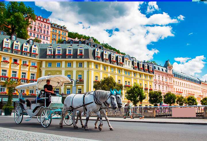 Karlovy Varyn värikäs arkkitehtuuri.