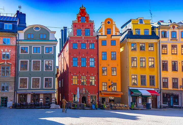 Tukholman hotellimatkalla värikkäitä rakennuksia. 