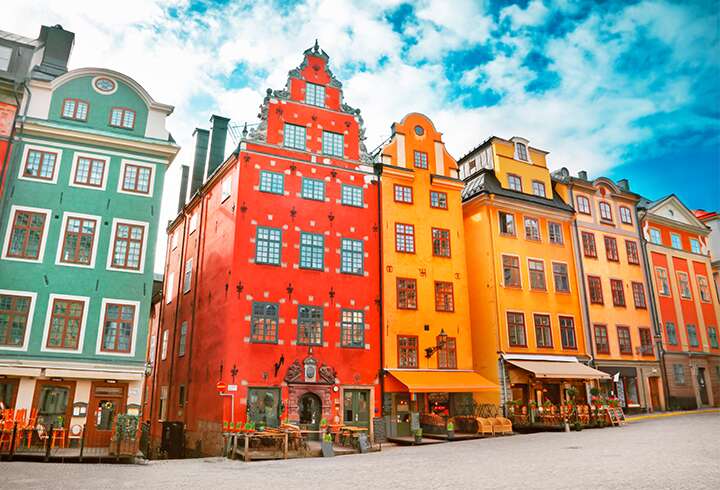 Värikkäät rakennukset Tukholmassa.