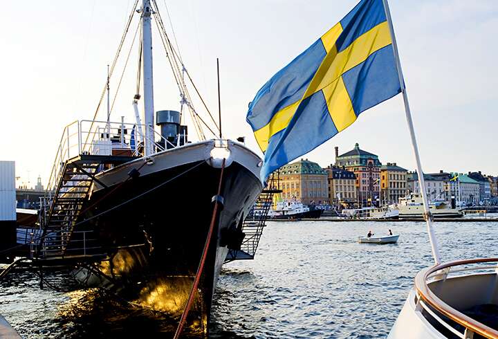 Ruotsin lippu aluksen edessä. 