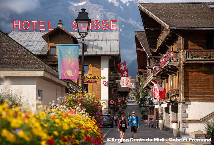 Champeryn ja Hotel Suissen katuja.