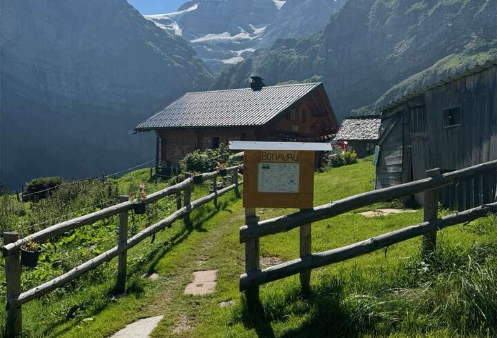 Virtaavia pieniä jokia Valais patikkamatkalla. 