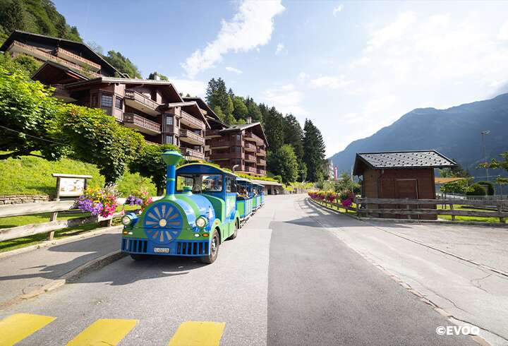 Champeryn katuja voi tutkia kylän junalla. 