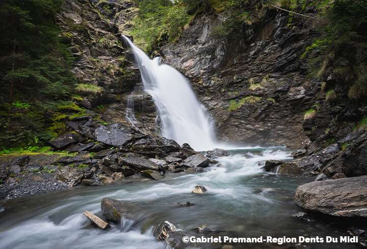 Virtaavia pieniä jokia Valais patikkamatkalla. 