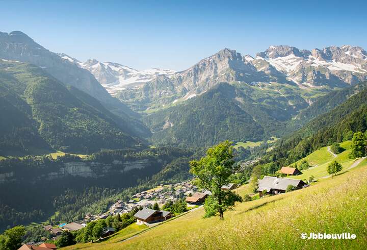 Patikkamatka Sveitsiin Valaisin maisemiin.