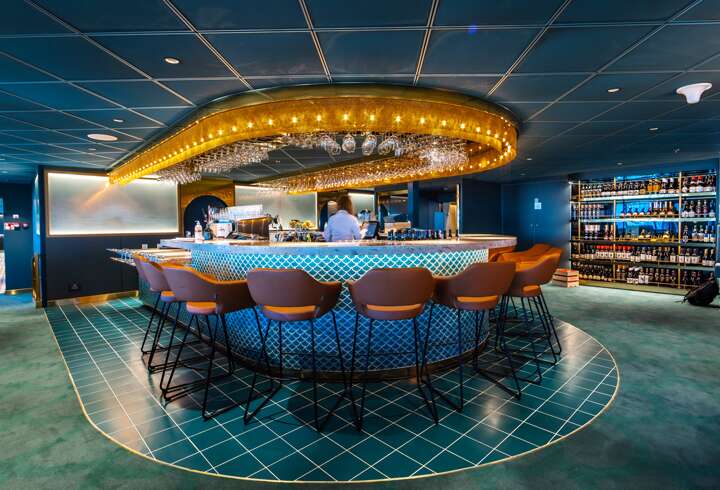 Viking Gloryn baaritiski risteilyllä. 