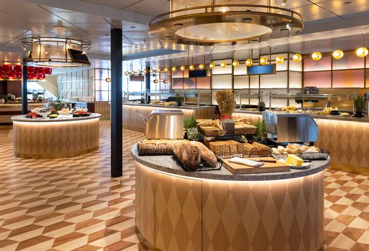 Viking Gloryn aamupalapöytiä risteilyllä. 