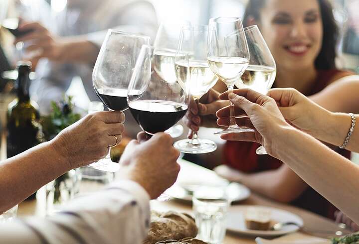 Naiset kilistämässä viinilaseja. 