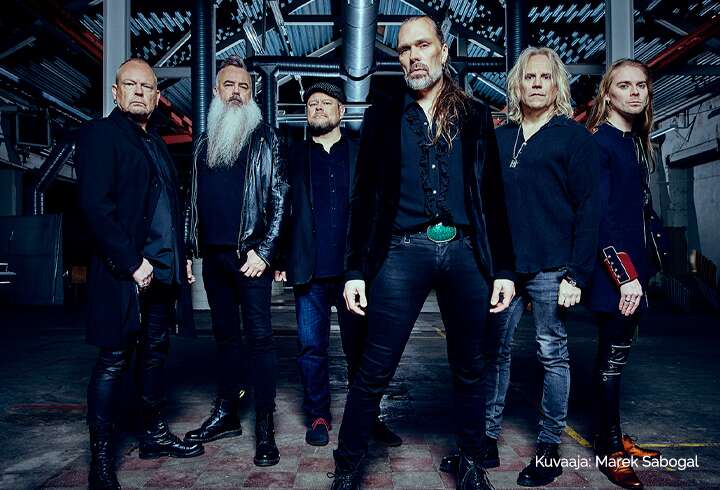 Yö esiintymässä Victorialla.